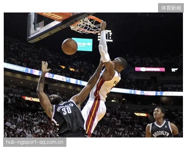 NBA单臂暴扣气势十足：篮球场上的王者之舞