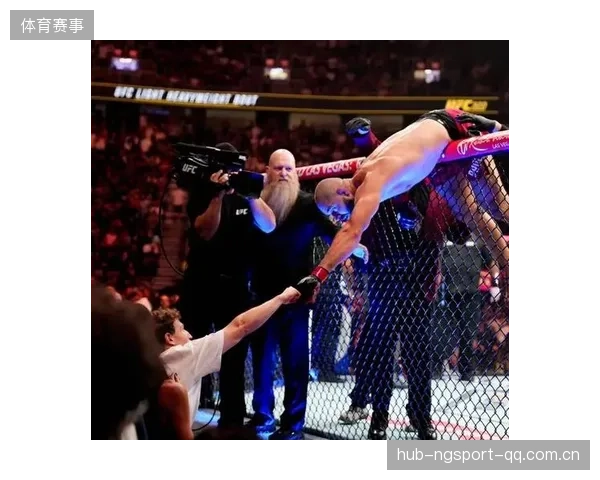 UFC冠军胜利瞬间的狂热：那一刻，他怒摔麦克风引发的热议
